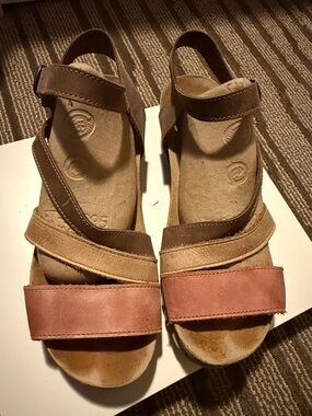 Women's Tri-Tone Adjustable Strap Sandals — Pink, Brown & Tan